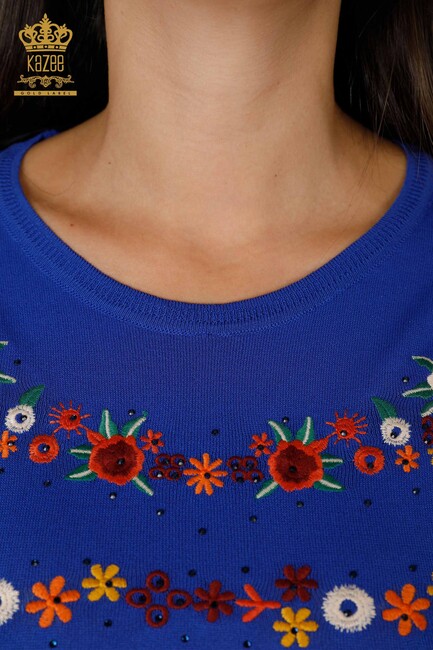 Женский трикотаж Свитер с цветочной вышивкой Электрический цвет - 13307 | КАZЕЕ - Thumbnail